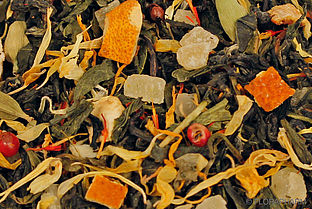 Grüner Tee angereichertmit kandierten Ananasstücken, Orangenschalen, natürlichem Aroma, Kardamon, Saflorblüten, Ringelblumenblüten, rosa Pfeffer und Aprikosenstücke. Fruchtig und gesund.