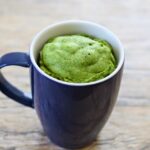 Grüne Tassenküchlein zum Löffeln. Macha Tea färbt nicht nur grasgrün, sondern gibt dem Kuchen einen ganz speziellen Geschmack.